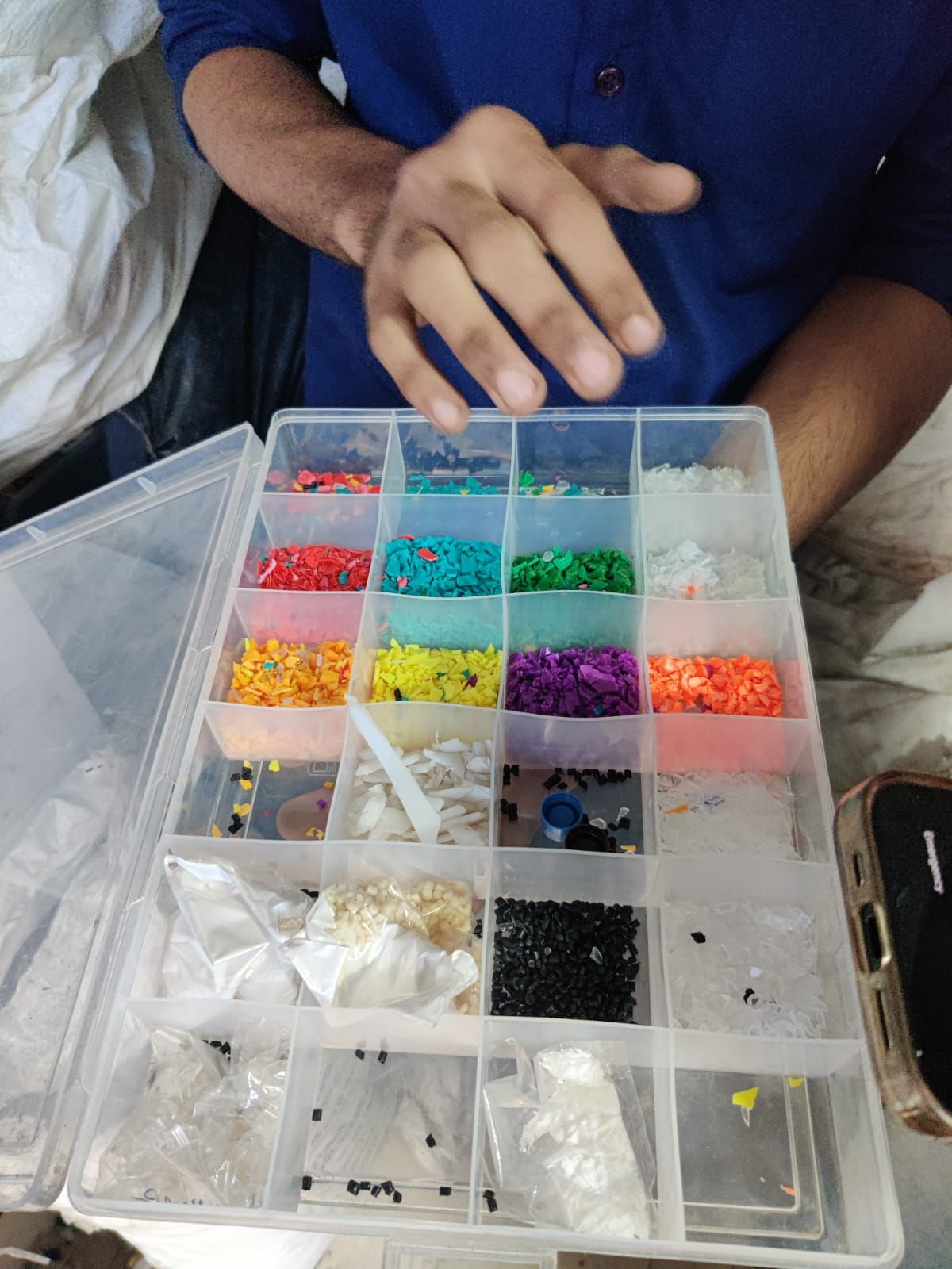 Coloured crushed plastics and uncoloured pellets