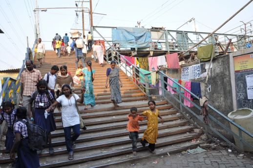 The laundry gets dried everywhere around Dhobi Ghat (on the other side). No space is being wasted.