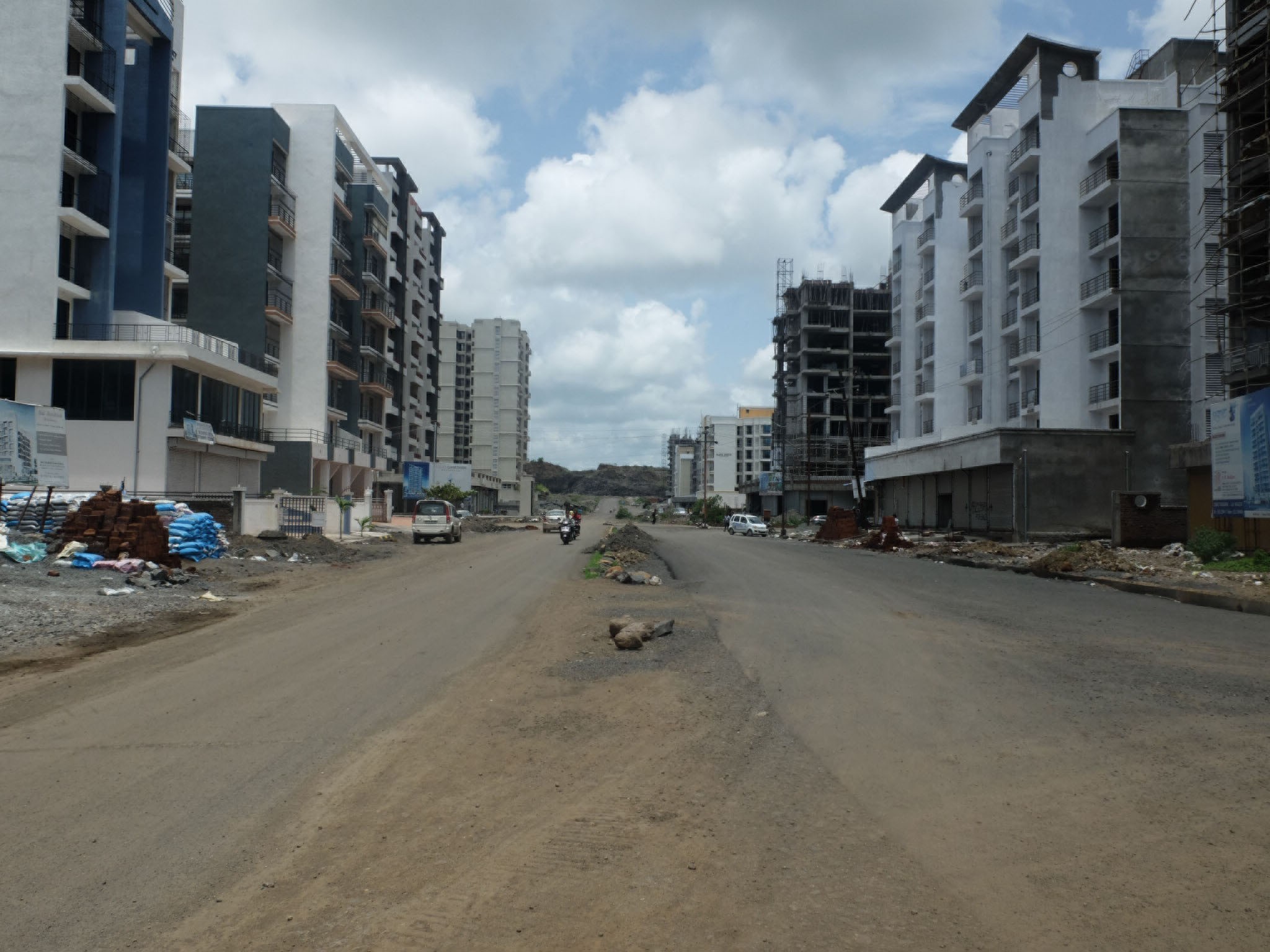 Image 1: A street view of Ulwe showing the emptiness of the surrounding buildings