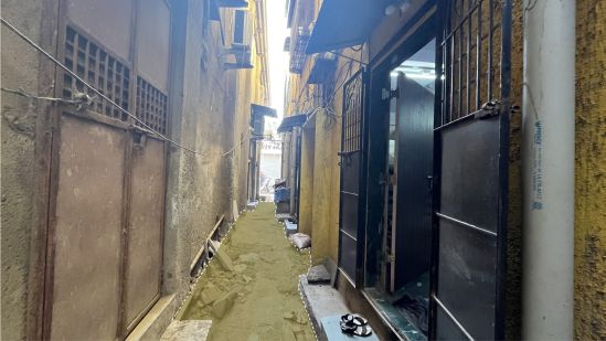 Narrow alleyways with little to no natural light and poor ventilation