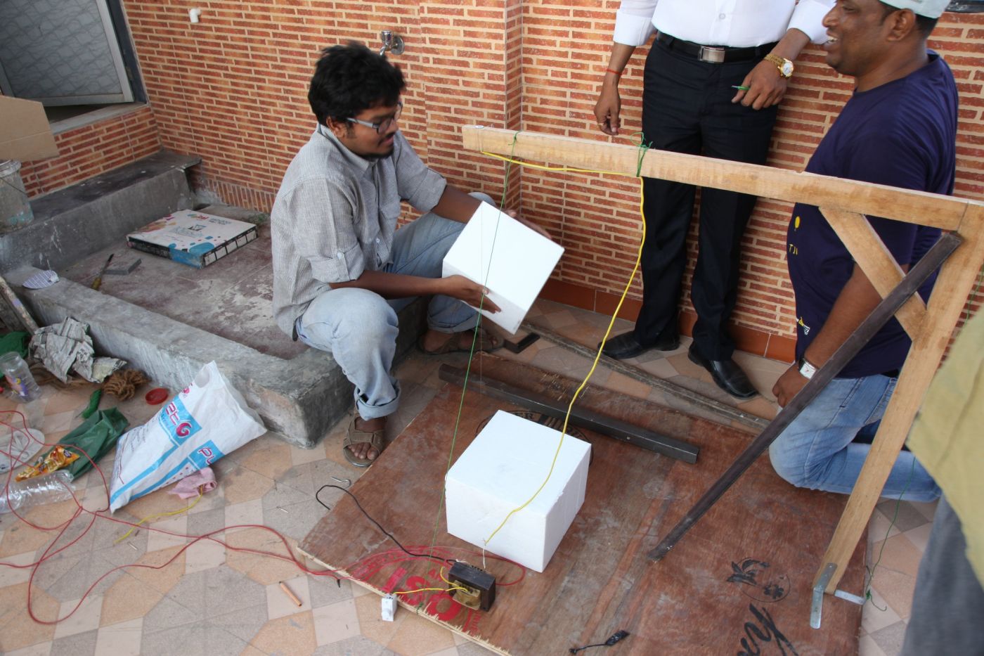 Bharat and Shardul cutting EPS blocks to build the future URBZ office. Extra light construction allow existing houses to be expanded vertically without adding much weight on the structure.