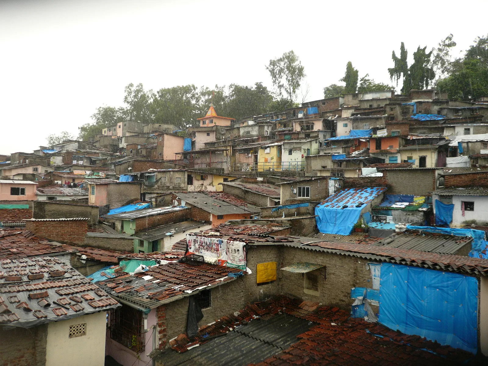 Bhandup is a homegrown neighborhood in the northwestern suburbs of Mumbai. Officially 85% of the area is classified as slums. Yet, the view from inside shows good looking streets and houses. The residents are often of working or middle-class backgrounds, and a strong sense of solidarity prevails their neighbourhood. We define homegrown neighborhoods as settlements that have been developed over time by local actors (residents, builders and construction material providers). 